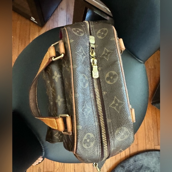 LOUIS VUITTON
Monogram Canvas Excentri-Cite Bag with strap - Picture 6 of 17